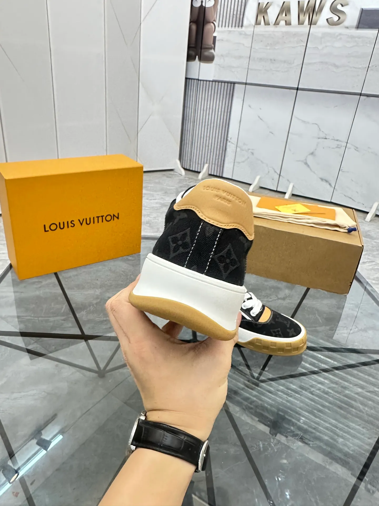 Men's shoes for sale 💰: 💰P660¥ Top quality Comes with airplane case Product trademark: LV* "Louis Vuitton*" low-top casual shoes Regular size: 35-44 (can be customized to 45) Couple style Product materials: imported nubuck leather upper, sheepskin lining, original outsole. Number: 819